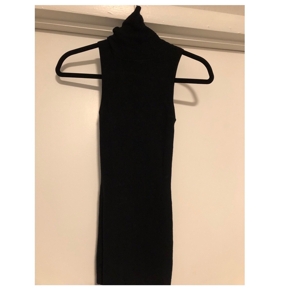 Sleeveless turtle neck